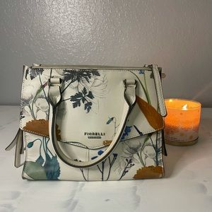Floral design Fiorelli small purse w/ 3 large pockets and 1 small pocket